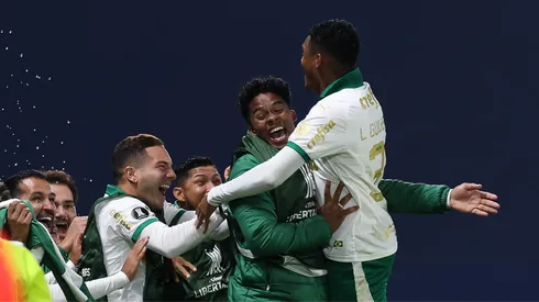 Endrick e seus companheiros comemorando o gol da vitória do Palmeiras.