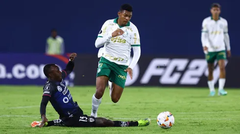 Luis Guilherme faz o gol salvador do Palmeiras no fim do jogo contra o Independiente del Valle. Foto: Franklin Jacome/Getty Images)