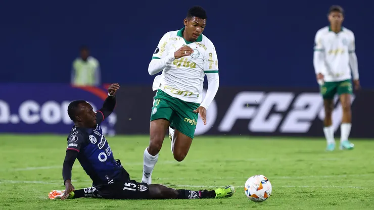 Luis Guilherme faz o gol salvador do Palmeiras no fim do jogo contra o Independiente del Valle. Foto: Franklin Jacome/Getty Images)