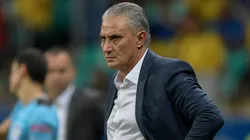 Foto: JUAN MABROMATA / AFP - Tite é blindado por torcida do Flamengo após derrota