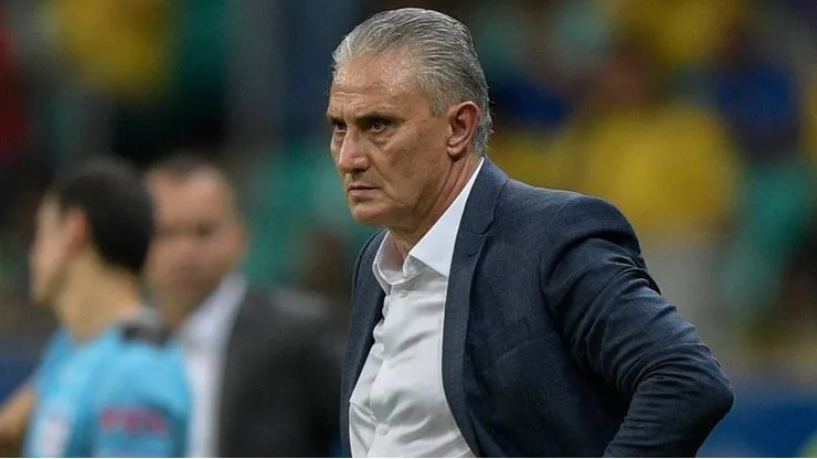 Foto: JUAN MABROMATA / AFP - Tite é blindado por torcida do Flamengo após derrota