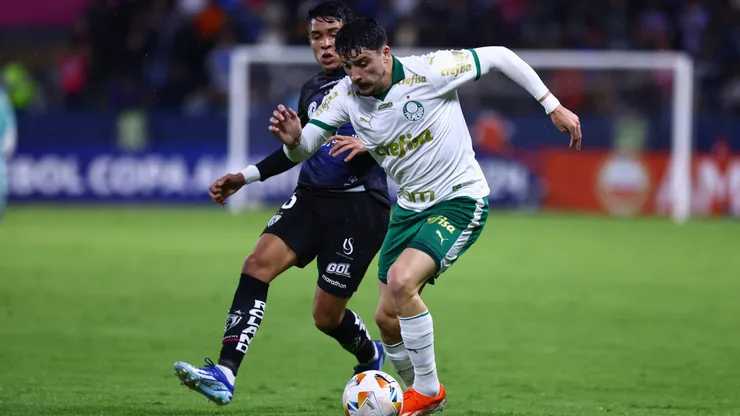 Piquerez disputa bola com Paez em Independiente Del Valle x Palmeiras. Foto: Franklin Jacome/Getty Images.