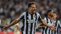 Carlos Eduardo comemorando um dos gols contra o Universitario pela Libertadores