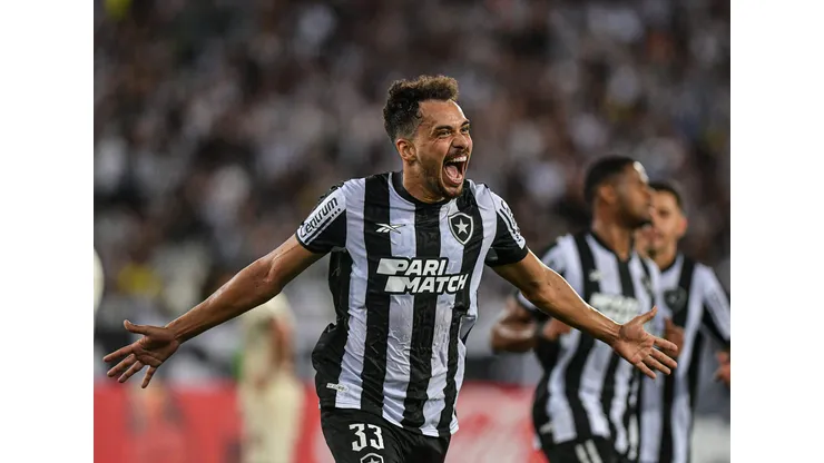 Carlos Eduardo comemorando um dos gols contra o Universitario pela Libertadores