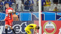 MG - BELO HORIZONTE - 11/04/2024 - COPA SUL-AMERICANA 2024, CRUZEIRO X ALIANZA PETROLERA - Goleiro Rafael Cabral jogador do Cruzeiro lamenta falha durante partida contra o Alianza Petrolera no estadio Mineirao pelo campeonato Copa Sul-Americana 2024. Foto: Gilson Lobo/AGIF