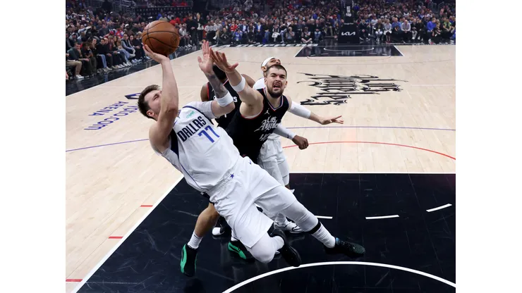 Doncic e Zubac se reencontrarão em novo jogo entre Mavs e Clippers pela NBA (Foto: Harry How/Getty Images)