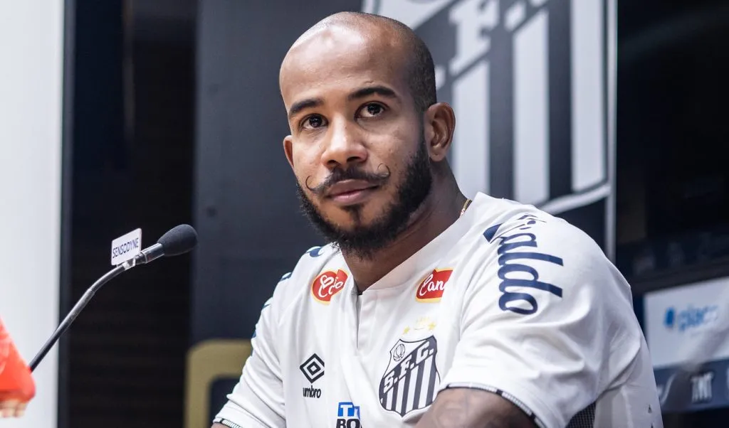 Patrick apresentado no Santos
