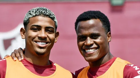 Kennedy e Arias durante treinamento. Meia é cobiçado pelo mercado.