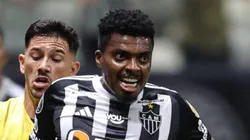 Jemerson durante partida contra Peñarol. Zagueiro quase fechou com o Imortal.