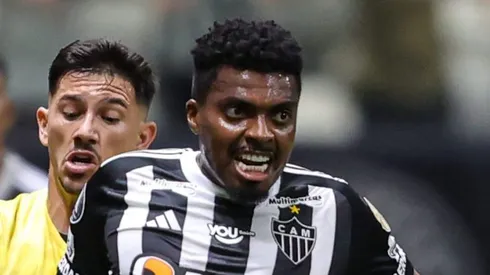 Jemerson durante partida contra Peñarol. Zagueiro quase fechou com o Imortal.