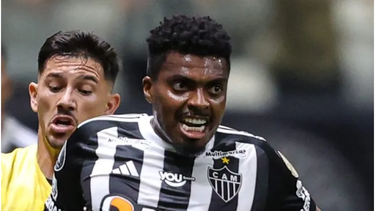 Jemerson durante partida contra Peñarol. Zagueiro quase fechou com o Imortal.