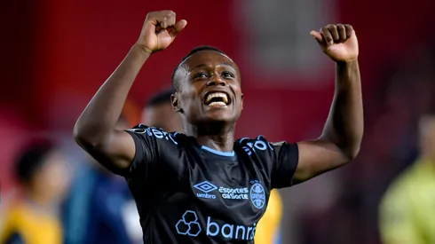 Nathan Fernandez comemora gol com a torcida do Grêmio em La Plata, contra o Estudiantes, pela Libertadores. Foto: Marcelo Endelli/Getty Images.