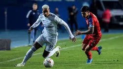 Zé Ivaldo em lance de La Calera x Cruzeiro (Foto: Gustavo Aleixo/Cruzeiro)