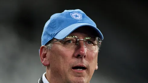 John Textor durante partida contra o Atletico-GO. Dirigente toma atitude nos bastidores.