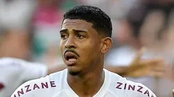 Kennedy comemora seu gol durante partida contra o Botafogo. Atacante do Fluminense é aprovado pela Fiel Torcida.