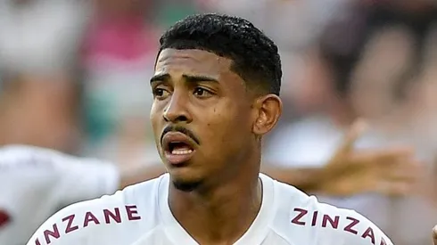 Kennedy comemora seu gol durante partida contra o Botafogo. Atacante do Fluminense é aprovado pela Fiel Torcida.