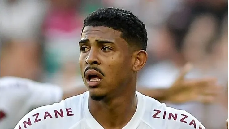 Kennedy comemora seu gol durante partida contra o Botafogo. Atacante do Fluminense é aprovado pela Fiel Torcida.