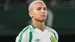 Deyverson durante a execução do hino nacional no Couto Pereira antes da partida entre Coritiba e Cuiabá, pelo Campeonato Brasileiro de 2023, no dia 18/10.