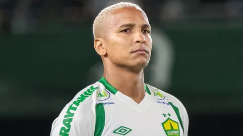Deyverson durante a execução do hino nacional no Couto Pereira antes da partida entre Coritiba e Cuiabá, pelo Campeonato Brasileiro de 2023, no dia 18/10.