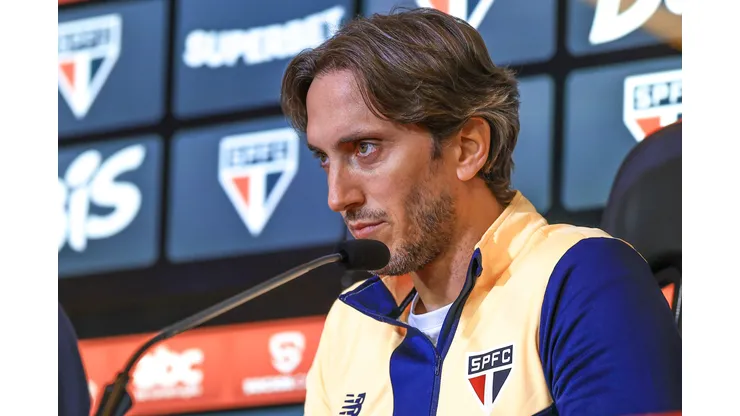 O técnico argentino Luis Zubeldía em seus primeiros momentos como técnico do São Paulo (Foto: Marcello Zambrana/AGIF)
