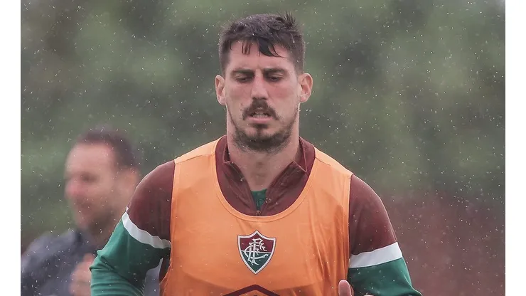 Gabriel Pires treina no CT Carlos Castilhos. O volante pouco atuou pelo Flu