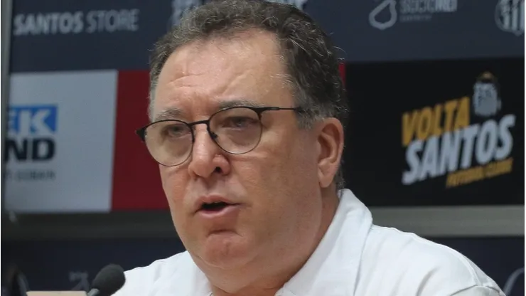 SP - SANTOS - 08/01/2024 - SANTOS, COLETIVA - O presidente Marcelo Teixeira fala aos jornalistas em coletiva de imprensa realizada na Vila Belmiro.