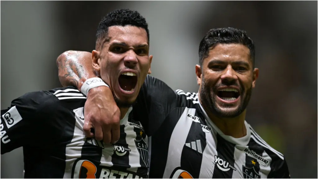 Jogadores do Galo comemorando gol