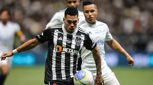 Paulinho, do Atlético-MG, e Marlon, do Cruzeiro, disputam bola em jogo do Campeonato Brasileiro na Arena MRV . Foto: Gilson Lobo/AGIF