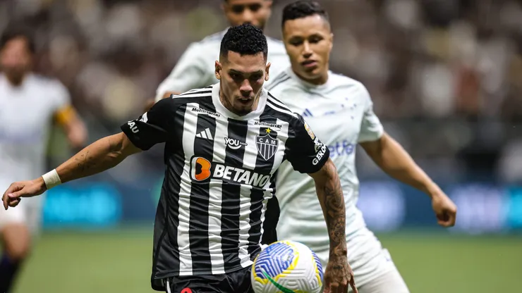 Paulinho, do Atlético-MG, e Marlon, do Cruzeiro, disputam bola em jogo do Campeonato Brasileiro na Arena MRV . Foto: Gilson Lobo/AGIF