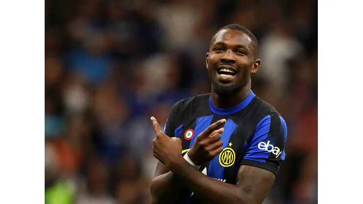 Marcus Thuram comemorando gol pela Inter de Milão em partida do Campeonato Italiano (Foto: Marco Luzzani/Getty Images)