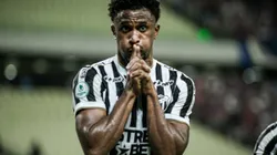 Saulo Mineiro jogador do Ceara comemora seu gol com jogadores do seu time durante partida contra o Fortaleza no estadio Arena Castelao pelo campeonato Cearense 2024. Foto: Kely Pereira/AGIF