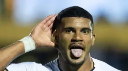 Jeh comemora gol pela Ponte Preta. Atacante foi alvo do Alvinegro Praiano