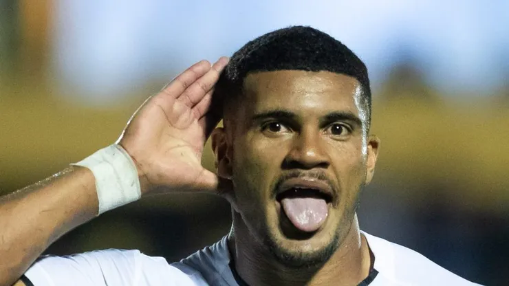 Jeh comemora gol pela Ponte Preta. Atacante foi alvo do Alvinegro Praiano