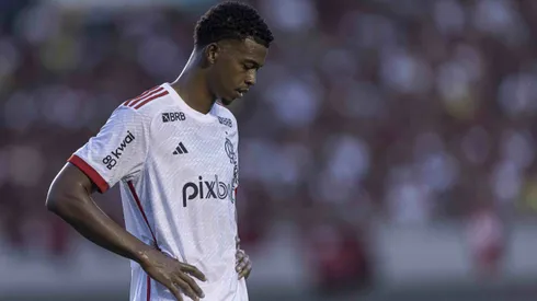 Cralinhos, atacante do Flamengo, em jogo contra o Atlético-GO no Campeonato Brasileiro. Foto: Heber Gomes/AGIF
