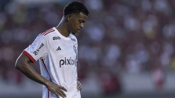 Cralinhos, atacante do Flamengo, em jogo contra o Atlético-GO no Campeonato Brasileiro. Foto: Heber Gomes/AGIF