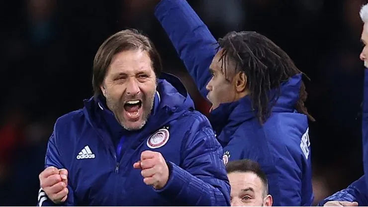Pedro Martins comemorando vitória pelo Olympiacos. Técnico quase acertou com o SP.