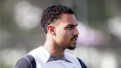 SP - SAO PAULO - 21/03/2024 - CORINTHIANS, TREINO - Matheuzinho jogador do Corinthians durante chegada do time para treino no Centro de Treinamento CT Joaquim Grava.