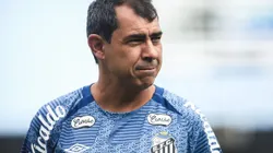 Fábio Carille comandando o Santos em jogo contra o Paysandu, na Vila Belmiro, pelo Campeonato Brasileiro da Série B, no dia 20/04/2024.