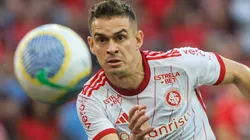 Borré disputando lance em jogo entre Athletico/PR e Internacional, na Ligga Arena, pelo Campeonato Brasileiro, no dia 21/04/2024. Foto: Ricardo Duarte/Internacional