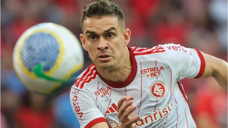 Borré disputando lance em jogo entre Athletico/PR e Internacional, na Ligga Arena, pelo Campeonato Brasileiro, no dia 21/04/2024. Foto: Ricardo Duarte/Internacional