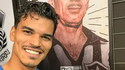 Danilo Barbosa com o prêmio de melhor jogador da partida Foto: Botafogo