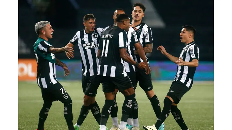 Time do Botafogo comemorando a vitória diante do Juventude pelo Campeonato Brasileiro. Foto: Vitor Silva/ Botafogo