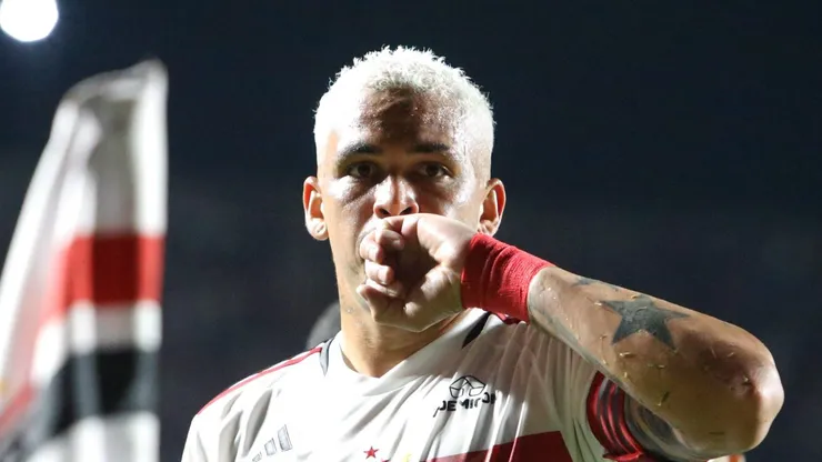 SAO PAULO, BRAZIL - DECEMBER 06: Luciano celebrates after scoring the team's first goal during the Brasileirao 2023 match between Sao Paulo and Flamengo at Morumbi Stadium on December 06, 2023 in Sao Paulo, Brazil. (Photo by Miguel Schincariol/Getty Images)