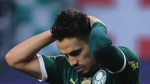 Raphael Veiga lamenta durante partida contra o Flamengo. Meia é criticado na web.