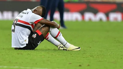 Arboleda jogador do Sao Paulo lamenta derrota ao final da partida contra o Flamengo no estadio Maracana pelo campeonato Brasileiro A 2024. Foto: Thiago Ribeiro/AGIF