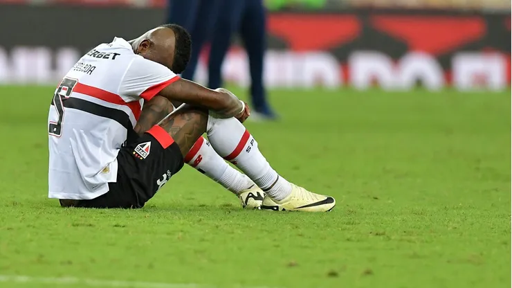 Arboleda jogador do Sao Paulo lamenta derrota ao final da partida contra o Flamengo no estadio Maracana pelo campeonato Brasileiro A 2024. Foto: Thiago Ribeiro/AGIF