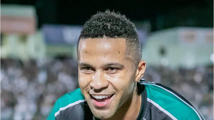 Serginho comemora gol pelo Maringá. Jogador vai jogar no Peixe.