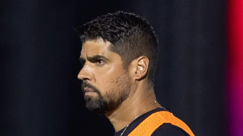 António Oliveira assumiu o Alvinegro no decorrer do Paulistão. Foto: Diogo Reis/AGIF