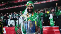 Nabil Fekir comemorando o título da Copa do Rei após a final entre Real Betis e Valencia, no Estádio La Cartuja, em Sevilla, na Espanha, no dia 23/04/2022. Foto: Angel Martinez/Getty Images