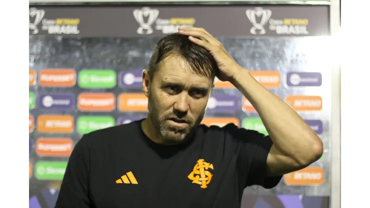 Eduardo Coudet deve ter dificuldades para pensar o time diante do Athletico-PR.
